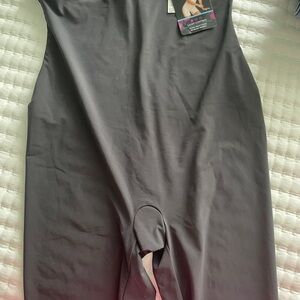 Maidenform Light Control Hi-Waist Shorty - Black